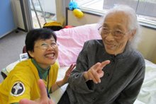 A Volunteer Minister helped a 102-year-old grandmother with a Scientology assist at a facility for the elderly in Ishinomaki, Japan.